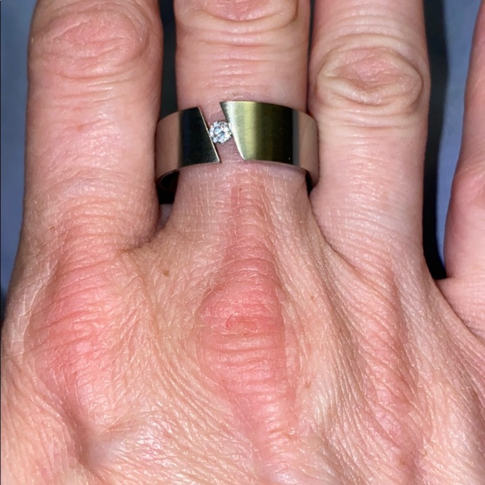 NWT, Stunning stainless steel Diamond wedding band